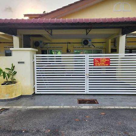 Villa D'Haja 61 Klia Sepang With 3 Airconds & Wifi Banting  Esterno foto