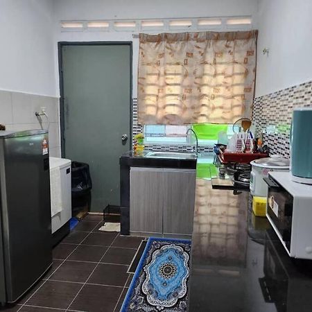 Villa D'Haja 61 Klia Sepang With 3 Airconds & Wifi Banting  Esterno foto