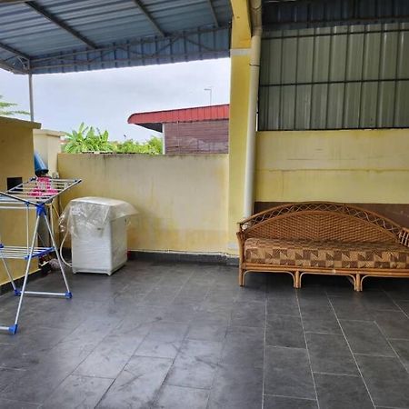 Villa D'Haja 61 Klia Sepang With 3 Airconds & Wifi Banting  Esterno foto