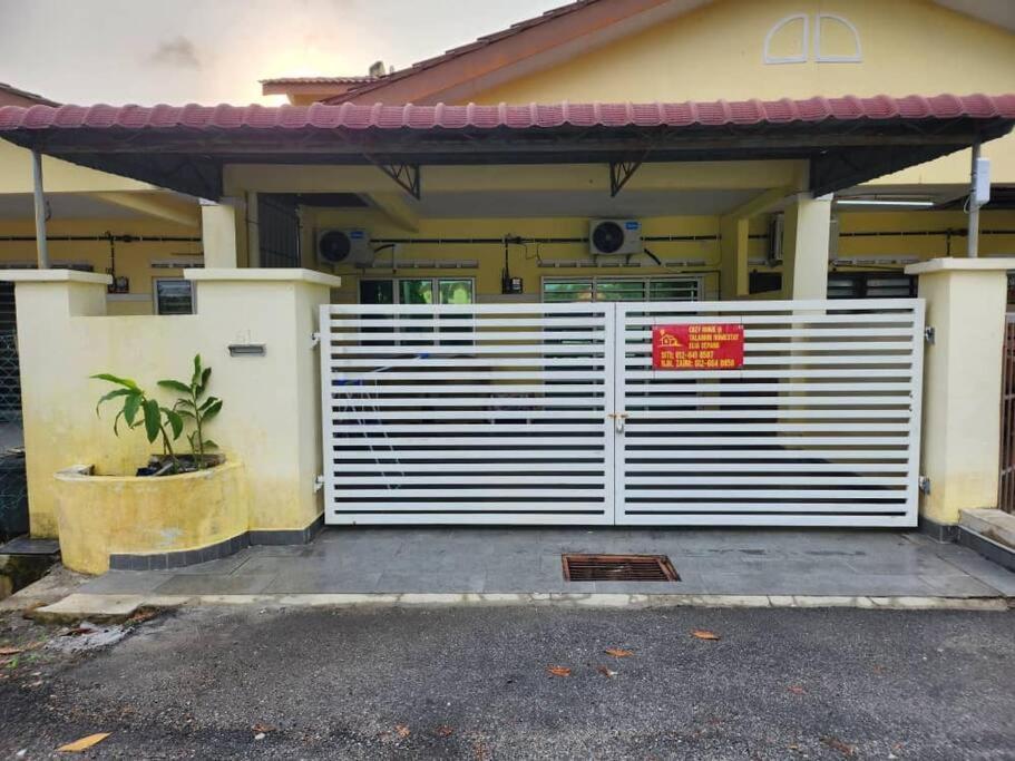 Villa D'Haja 61 Klia Sepang With 3 Airconds & Wifi Banting  Esterno foto