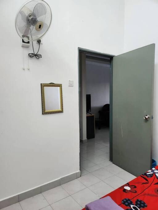 Villa D'Haja 61 Klia Sepang With 3 Airconds & Wifi Banting  Esterno foto