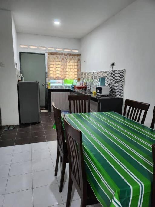 Villa D'Haja 61 Klia Sepang With 3 Airconds & Wifi Banting  Esterno foto